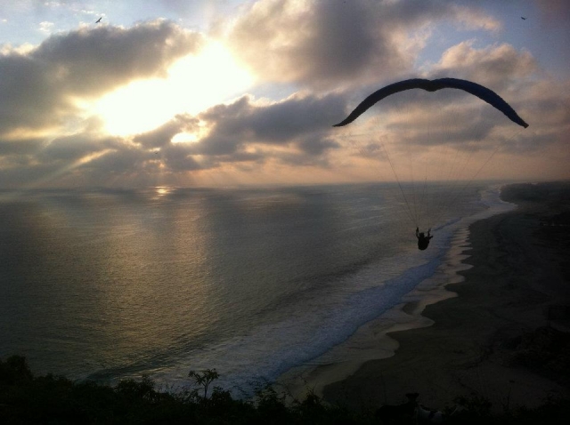  Voo de parapente ao pôr do sol 